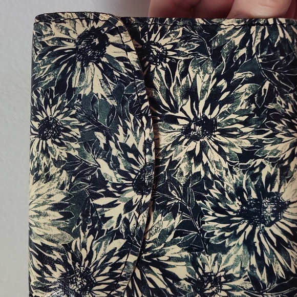 Patricia Nash Reiti Wallet Black & White Sunflower Print - Picture 11 of 15